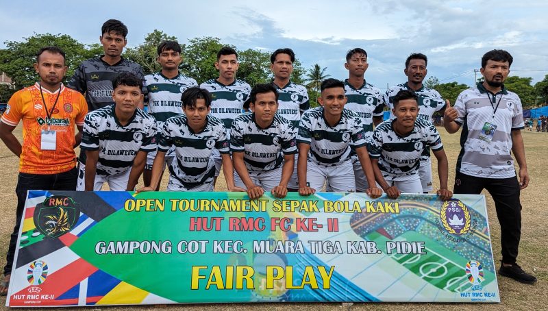 Pemain Pordex FC Gampong Tgk Dilaweung foto bersama pada Open Turnamen HUT RMC ke II di lapangan Gampong Cot Kecamatan Muara Tiga Kabupaten Pidie, Selasa, (6/8/2024) (Foto Amir Sagita.NOA.co.id.)