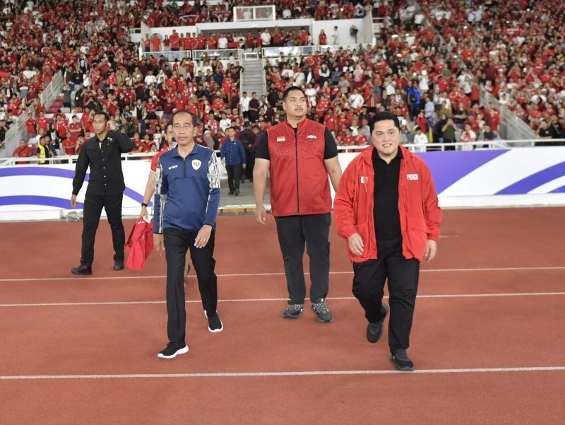 Presiden Joko Widodo (Pertama Kiri) didampingi oleh Menpora Dito Ariotedjo (Tengah) bersama Ketua Umum PSSI Erick Thohir (kanan) menyaksikan pertandingan Timnas Indonesia kontra Australia dalam lanjutan ronde ketiga Kualifikasi Piala Dunia 2026 (foto:bagus/kemenpora.go.id).