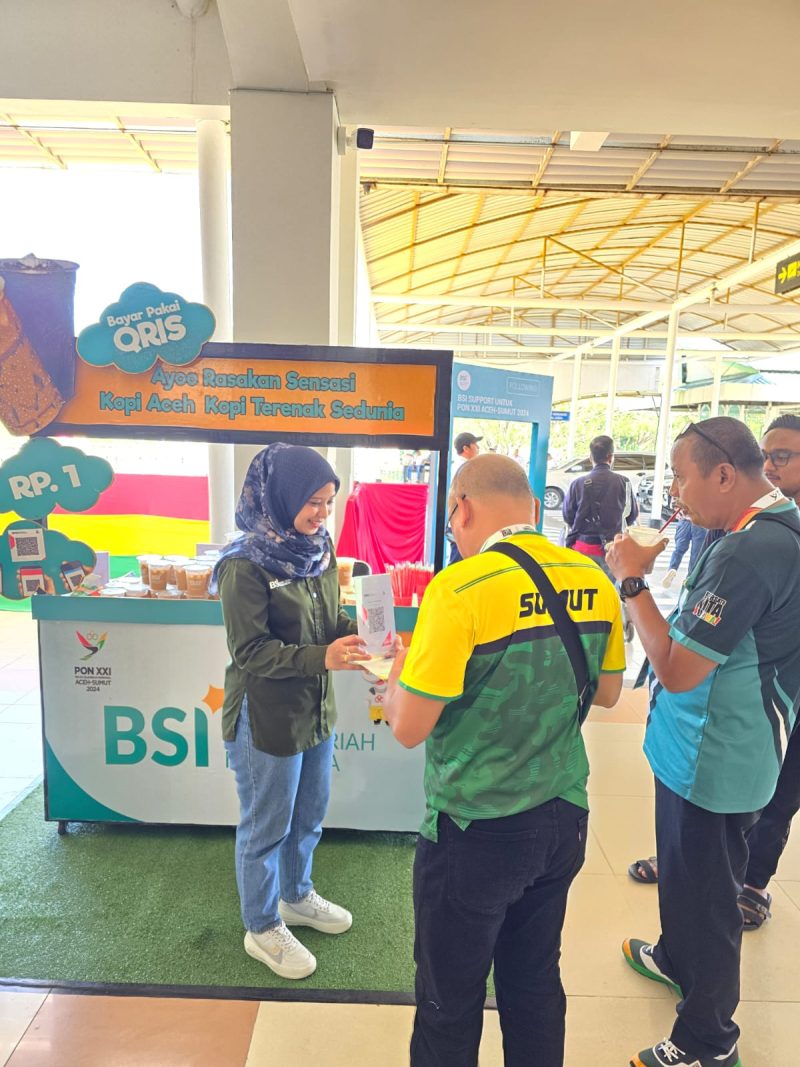 Petugas BSI Aceh melakukan sosialisasi Penggunaan QRIS untuk Para Atlet yang tiba di Bandara Sultan Iskandar Muda. Foto: BSI Aceh