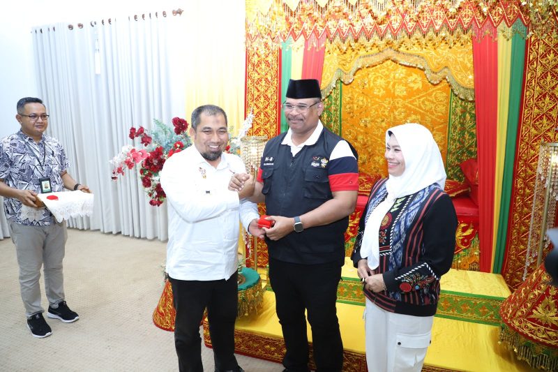 Pj Bupati Aceh Besar Muhammad Iswanto SSTP MM menyerahkan Cenderamata kepada Pj Gubernur Aceh Dr Drs H Safrizal ZA, M.Si di Meuligoe Bupati Aceh Besar, Kota Jantho, Minggu (1/9/2024). Foto: MC Aceh Besar