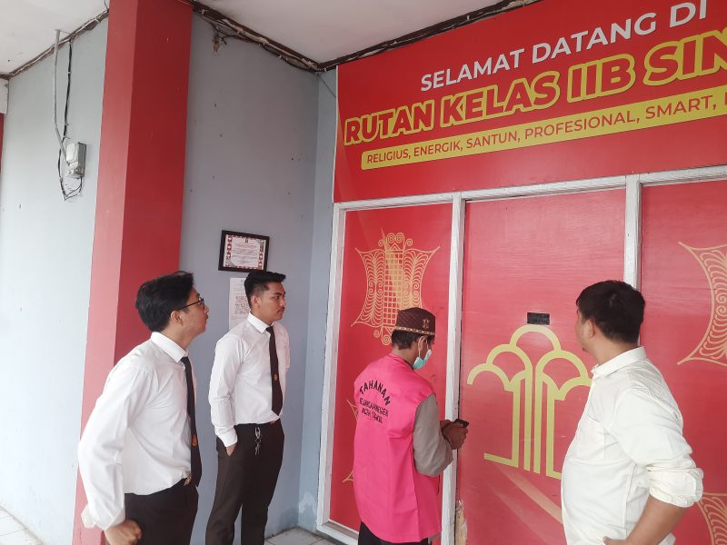 Kepala Desa Kuta Batu, Kecamatan Simpang Kanan Kabupaten Aceh saat di lembaga Pemasyarakatan Kelas IIB Aceh Singkil, Senin (2/9/2024). (Foto : Kejari Aceh Singkil).