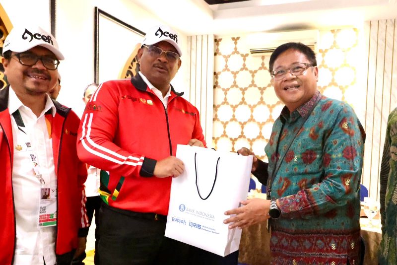 Pj Gubernur Safrizal Luncurkan Jersey Atlet Kontingen Aceh PON XXI. Foto: Biro Adpim Setda Aceh