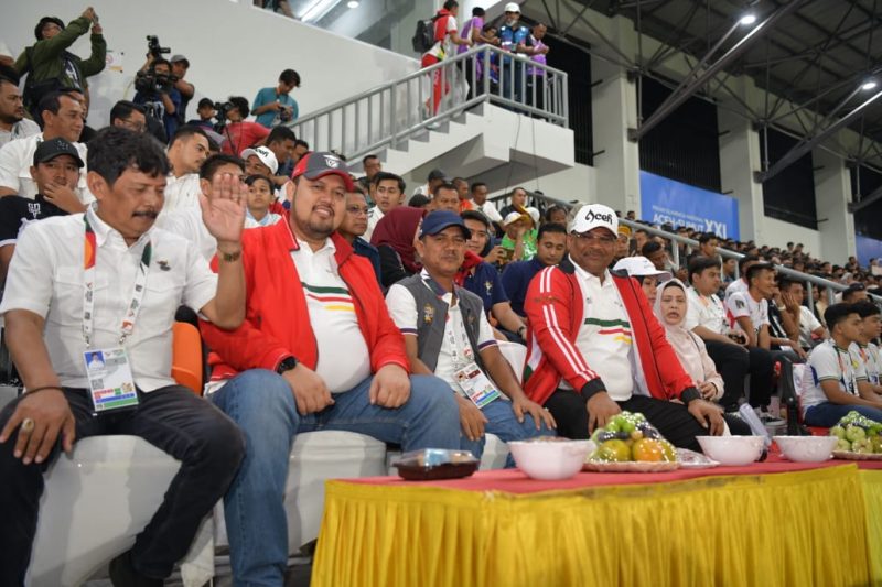 Penjabat Gubernur Aceh, Dr. H. Safrizal ZA M.Si, menyaksikan Pertandingan sepak bola Aceh vs Banten pada Pekan Olahraga Nasional (PON) XXI Aceh-Sumut di Stadion H. Dimurtala Lampineung,Banda Aceh, Rabu, (04/09/2024). Foto: Biro Adpim Setda Aceh