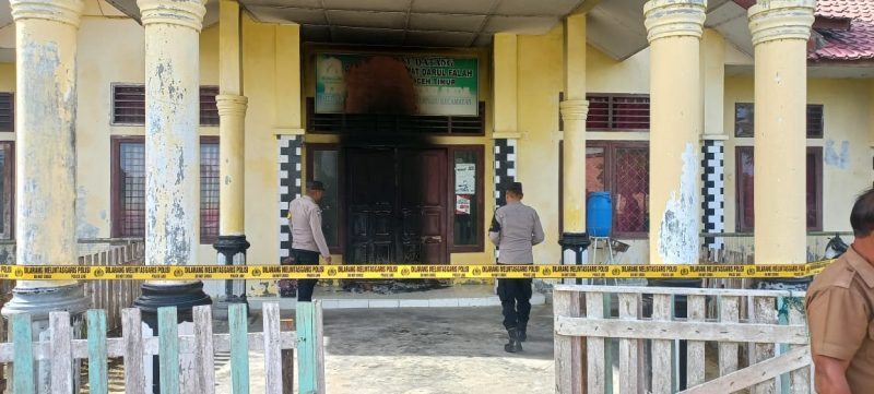 Polisi Selidiki Penyebab Terbakarnya Pintu Kantor Camat Darul Falah,Dok:Ist.