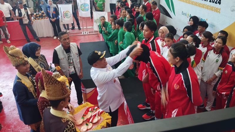 PJ Bupati Aceh Timur Amrullah Ridha Saat  Menyerahkan Mendali Emas.Foto. Dok: Dedi Saputra/NOA.Co.Id