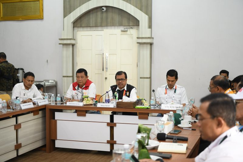 Plh Sekda Aceh yang juga Ketua Harian PB PON, Azwardi, memimpin rapat para perwakilan CdM seluruh provinsi dengan PB PON XXI wilayah Aceh, di Rumah Dinas Wakil Gubernur Aceh, Kamis, (12/9/2024). Foto: Biro Adpim Setda Aceh