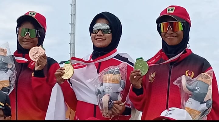 Jasmine Saefira atlet sepatu roda Aceh Tengah saat dikalungkan medali emas pertama di lapangan sepatu roda di Pantai Pelangi, Kota Sigli, Kabupaten Pidie, Provinsi Aceh, Kamis (12/9/2024) (Foto Amir Sagita.NOA.co.id).