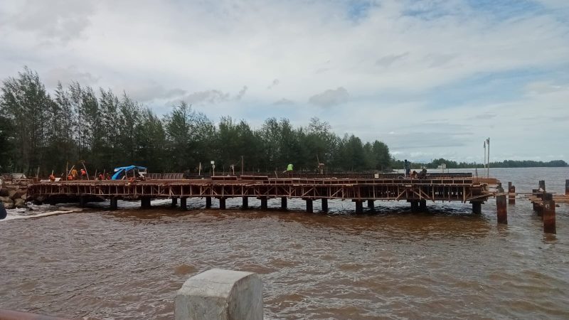 Proyek Peningkatan Pelabuhan Penyebrangan Pulau di Pulau Sarok, Kecamatan Singkil, Kabupaten Aceh Singkil yang menelan anggaran APBN sebesar Rp 57 miliar lebih. (Foto : Dok.Noa.co.id).