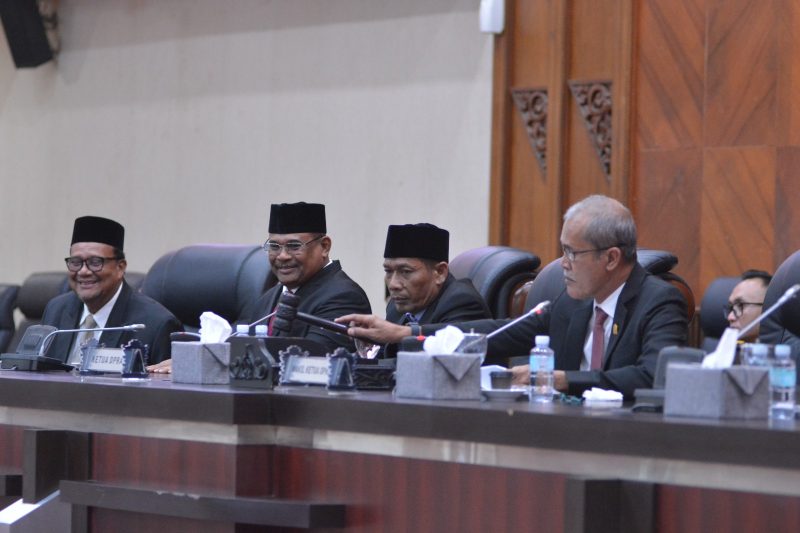 Rapat paripurna mengagendakan Penandatanganan nota kesepakatan bersama terkait perubahan KUA dan Perubahan PPAS tahun anggaran 2024 ditandatangani oleh pimpinan DPRA dan Pj. Gubernur Aceh, Banda Aceh Senin(23/9/2024). ( Foto : Farid Ismullah/ NOA.co.id).