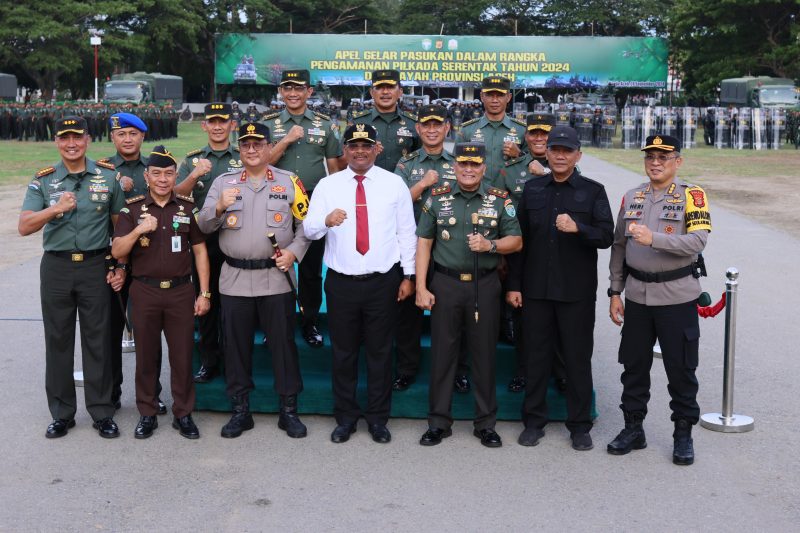 Pj Gubernur Aceh Dr, H, Safrizal, ZA, M.Si imengikuti Gelar Pasukan Secara Serentak dalam Rangka Kesiapan Pengamanan Pilkada Serentak Tahun 2024 di Satuan Jajaran Kodam IM, Selasa 24/9/2024 lapangan Blang Padang. Foto: ist