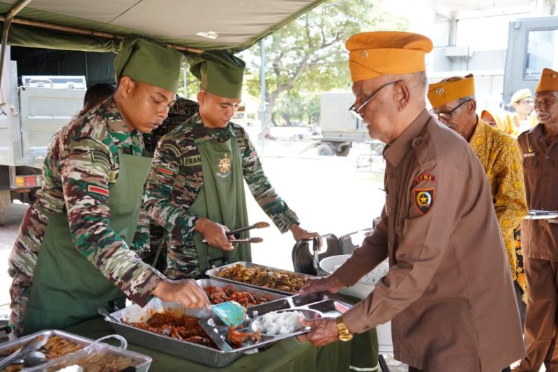 Pangdam Iskandar Muda Pimpin Langsung Bakti Kesehatan dan Makan Gratis dalam Rangka HUT TNI Ke-79. Foto: ist