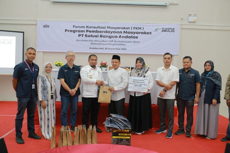 Pj Bupati Aceh Besar Muhammad Iswanto SSTP MM, menyerahkan bantuan CSR PT SBA kepada masyarakat secara simbolis, di Andalas Hall, Lhoknga, Aceh Besar, Rabu (25/9/2024). Foto: dok. MC Aceh Besar