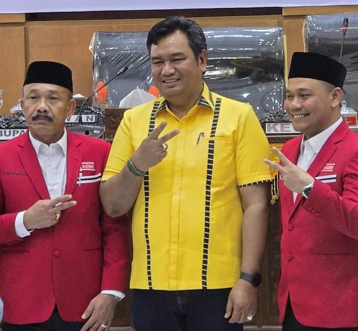 Calon Bupati Pidie Sarjani Abdullah-Al Zaizi foto bersama Ketua DPD II Golkar Pidie T.Saifullah.TS