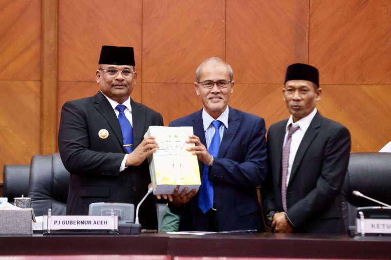 Penjabat Gubernur Aceh, Dr. H. Safrizal ZA, M.Si., menghadiri Rapat Paripurna DPR Aceh tahun 2024 dengan Agenda Penyampaian Nota Keuangan dan Rancangan Qanun Aceh Tentang Perubahan APBA Tahun Anggaran 2024, di Gedung Utama DPRA, Rabu, (25/9/2024). Foto: ist