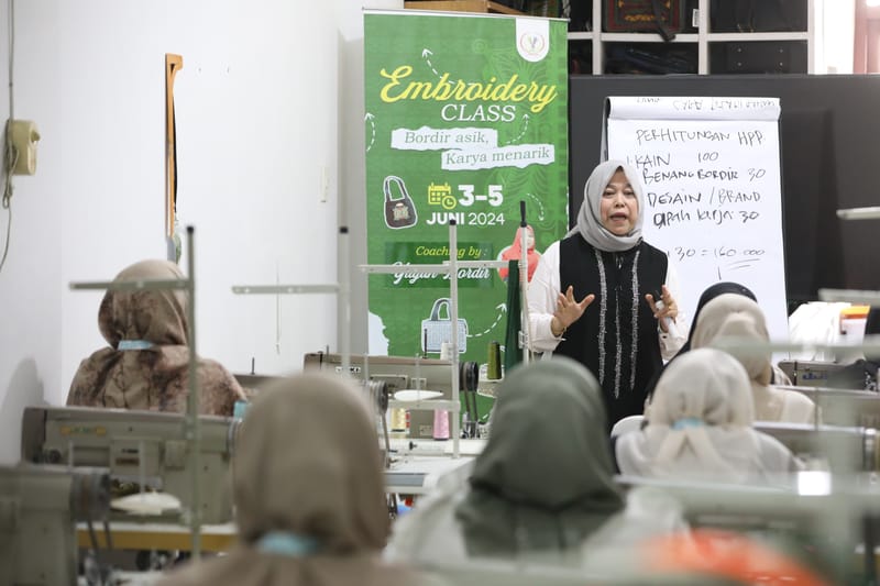 IAIN Takengon melalui DEMA bekerja sama dengan AMANAH Aceh dan Dinas Koperasi dan Usaha Kecil Menengah (UKM) Kabupaten Aceh Tengah menggelar seminar kewirausahaan bagi pelaku UMKM, Selasa (24/9/2024). (Foto : Istimewa).