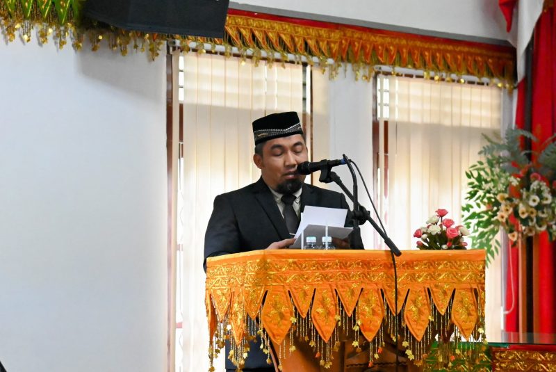 Pj Bupati Aceh Besar Muhammad Iswanto SSTP MM memberi sambutan dalam Rapat Paripurna DPRK Aceh Besar dalam rangka Pengucapan Sumpah Pimpinan DPRK Aceh Besar Masa Jabatan Tahun 2024 - 2029 di Ruang Rapat Paripurna DPRK Aceh Besar, Kota Jantho, Jumat (27/09/2024). Foto: MC Aceh Besar