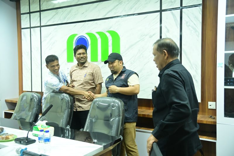 Pj Bupati Aceh Besar, Muhammad Iswanto S.STP, MM bersilaturahmi dengan Dewas dan Direksi PDAM di Ruang Rapat PDAM Tirta Mountala, Kecamatan Ingin Jaya, Aceh Besar, Jum'at (27/9/2024). Foto: MC Aceh Besar