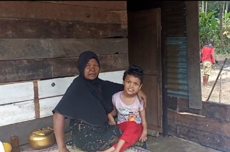 Darwati (Pertama kiri) bersama Putrinya, Ulfa di Dusun Poh Roh  Desa Mata Ie, Kecamatan Peusangan Selatan, Kabupaten Bireuen, Minggu (29/9/2024).(Foto : Farid Ismullah/NOA.co.id).