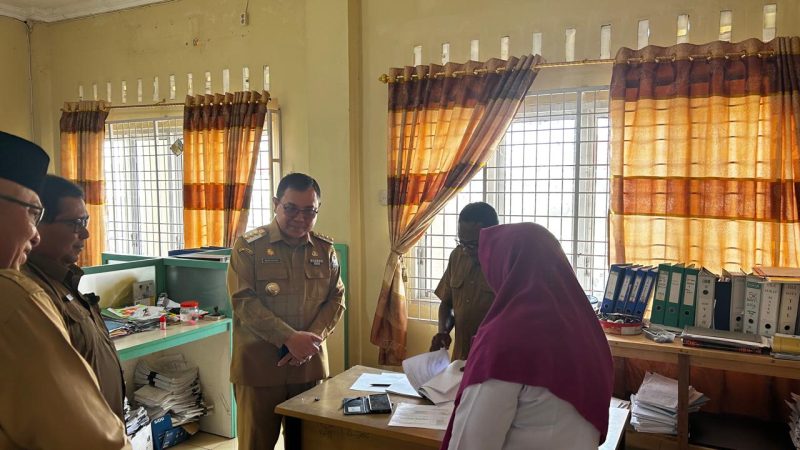 Pj.Bupati Aceh Barat Mahdi Efendi (Tengah) melakukan peninjauan langsung terhadap fasilitas pelayanan kepegawaian di BKPSDM Aceh Barat, Senin (30/9/2024). (Foto : Farid Ismullah/NOA.co.id).