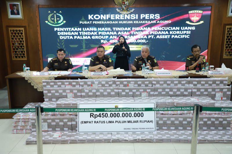 Tim Penyidik Jampidsus kejagung RI melakukan penyitaan uang Rp450 miliar dari Tersangka PT Asset Pasific, Jakarta, Senin (30/9/2024). (Foto : Puspenkum Kejagung RI).