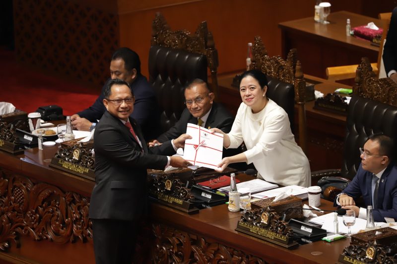 Mendagri,  Muhammad Tito Karnavian (Pertama Kiri) hadiri Rapat Paripurna DPR RI ke-8 Masa Persidangan I Tahun Sidang 2024-2025 di Ruang Rapat Paripurna DPR RI, Jakarta, Senin (30/9/2024). (Foto : Puspen Kemendagri).