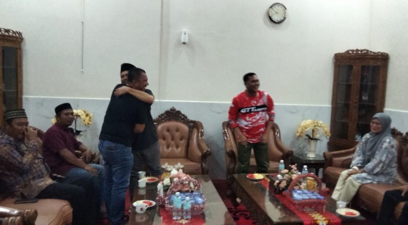 Pj Bupati Abdya, Sunawardi memeluk Kabid Pencegahan Kesiap Siagaan dan Penanggulangan Bencana, Nanda Hikmah Fajri pada prosesi perdamaian insiden main kaki Pj Bupati. (Foto. Teukunizar/NOA.co.id)