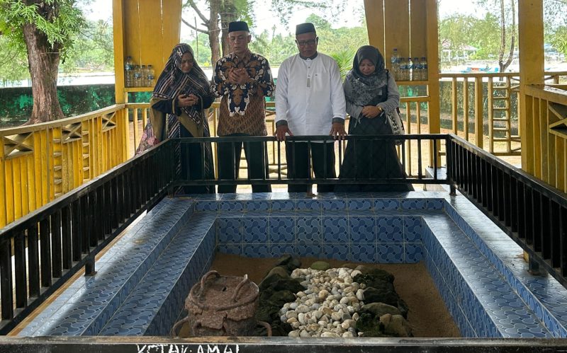 Pasangan calon Bupati dan Wakil Bupati H. Mawardi-Yusran berziarah ke Makam Teungku Di Ujung. Foto: Agamsyah/Noa.co.id.