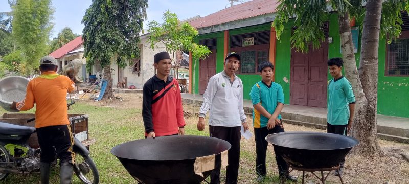 Menjelang Peringatan Maulid, OSIM dan guru MTsN 2 Lakukan Aksi Gotong Royong.Foto.Dok: Dedi Saputra/NOA.Co.Id