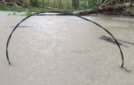 Kabel Listrik jatuh di desa Salur Dusun Tifeng Kecamatan Teupah Barat, Kabupaten Simeulue. Foto:  Agamsyah/Noa.co.id.