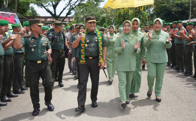 Pangdam IM Mayor Jenderal TNI Niko Fahrizal, M.Tr.(Han), didampingi oleh Ketua Persit Kartika Chandra Kirana Daerah Iskandar Muda, Ny. Eva Niko Fahrizal, beserta rombongan, sambangi Kodim 0115/Simeulue.