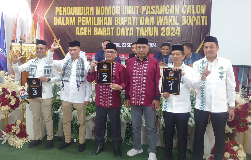 Paslon bupati dan wakil bupati Aceh Barat Daya pada Pilkada serentak 2024 memperlihatkan nomor urut masing-masing. (Foto. Teukunizar/NOA.co.id)