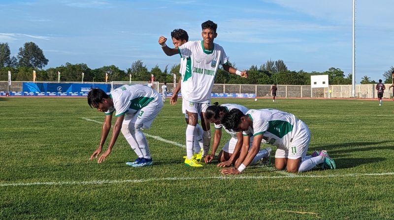 Pemain Jawa Timur meluapkan kegembiraannya usai mencetak gol ke gawang Papua pada lanjutan babak penyisihan Cabor sepak bola PON ke XXI Aceh-Sumut, di Stadion Blang Paseeh, Kota Sigli, Kamis, (5/9/2024) (Foto Amir Sagita.NOA.co.id).