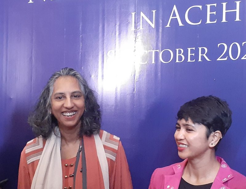 Wakil Dubes Australia untuk Indonesia, Gita Kamath (Pertama Kiri) bersama Alumni Australia, Farwiza Farhan (Pertama Kanan) saat memberikan keterangan kepada wartawan di Hotel Hermes, Banda Aceh, Selasa (8/10/2024). (Farid Ismullah/NOA.co.id).