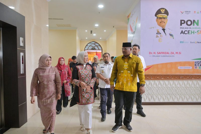 Penjabat Gubernur Aceh, Dr. H. Safrizal ZA, M.Si, bersama istri memakai batik motif Aceh saat mengantar kepulangan Ketua Umum PKK Pusat, Tri Tito Karnavian, di Bandara Sultan Iskandar Muda Aceh Besar, Rabu (02/10/2024). Foto: dok. Biro Adpim Setdaprov Aceh.