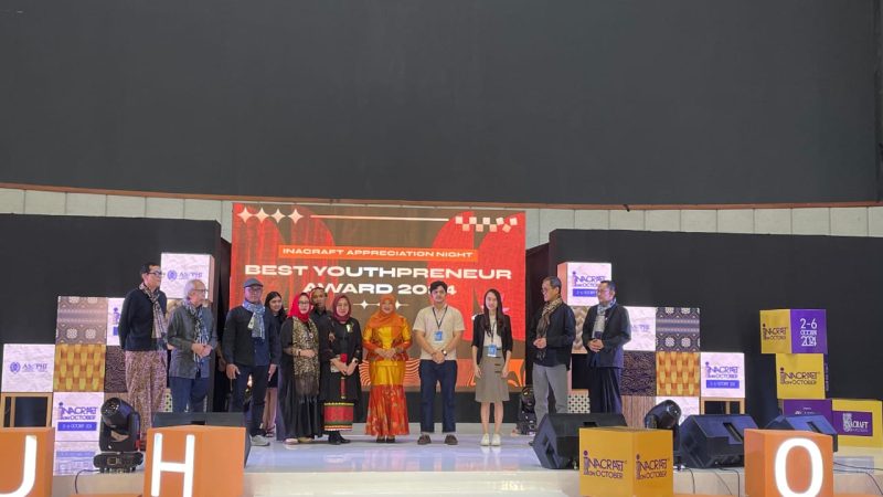 Pj Ketua Dekranasda Aceh Besar Cut Rezky Handayani, SIP MM pada saat menerima penghargaan pada ajang The Jakarta International Handicraft Trade Fair (INACRAFT) on October 2024, bertempat di Jakarta Convention Center (JCC), Sabtu (05/10/2024). Foto: Dekranasda Aceh Besar