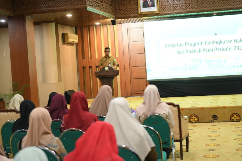 Asisten III Sekda Aceh, Iskandar AP, saat menjadi pembicara dalam kegiatan Program Peningkatan Hak Perempuan dan Anak di Aceh Periode 2020-2024 yang dilaksanakan di Gedung Serbaguna Setda Aceh pada Selasa, 8 Oktober2024. Foto: Biro Administrasi Pimpinan Setdaprov Aceh