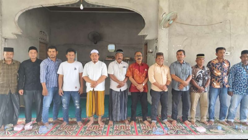 Anggota TPG Batee terpilih foto bersama Muspika Kecamatan Muara Tiga, Kabupaten Pidie,  di meunasah setempat,  Kamis (10/9/2024) (Foto Amir Sagita.NOA.co.id) 