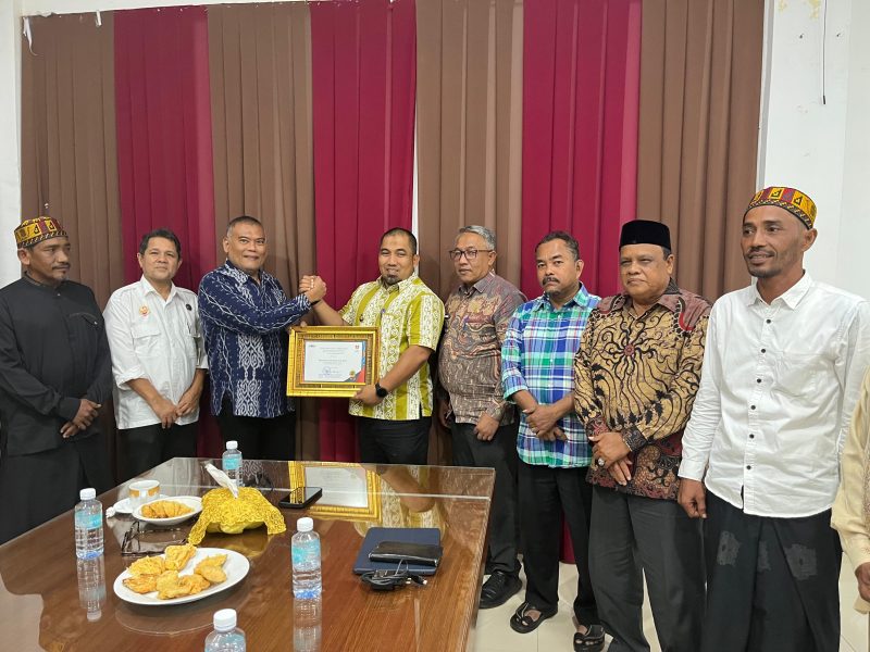 Pj Bupati Aceh Besar Muhammad Iswanto S.STP, MM foto bersama dengan Kanwil Kantah Aceh M. Shafik Ananta Inuman, S.T., MUM dan Kakantah Aceh Besar Dr. Ramlan, SH, MH di Dekranasda Aceh Besar, Kamis (10/10/2024). Foto: MC Aceh Besar