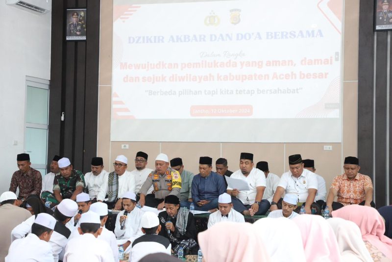 Pj Bupati Aceh Besar Muhammad Iswanto SSTP MM bersama Kapolres Aceh Besar AKBP Sujoko, SIK MH mengikuti Zikir dan Doa Bersama Pasangan Calon Kepala Daerah dan Puluhan Personil Polres Aceh Besar di Aula Satya Haprabu Polres Aceh Besar di Kota Jantho, Sabtu (12/10/2024). Foto: MC Aceh Besar