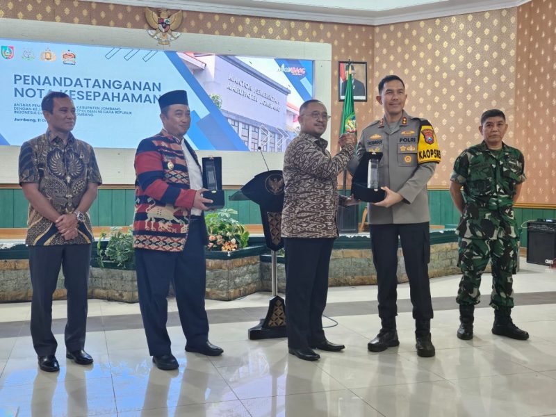 Penandatanganan nota kesepahaman antara APH dan APIP Kabupaten Jombang di Kantor Bupati Jombang, Jumat (11/10/2024). (Foto : Humas KPK).