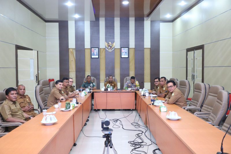 Penjabat (Pj) Bupati Aceh Besar Muhammad Iswanto SSTP MM yang diwakili oleh Asisten II Bidang Perekonomian dan Pembangunan Sekdakab Aceh Besar H. M Ali S.Sos MSi mengikuti rapat koordinasi (Rakor) melalui zoom meeting yang dipimpin oleh Mentri Dalam Negeri diwakili oleh Direktur Jenderal Bina Pembangunan Daerah (Dirjen Bangda) bertempat di Aula Sanusi Wahab lantai III Kantor Bupati Aceh Besar, Senin (14/10/2024). Foto: MC Aceh Besar