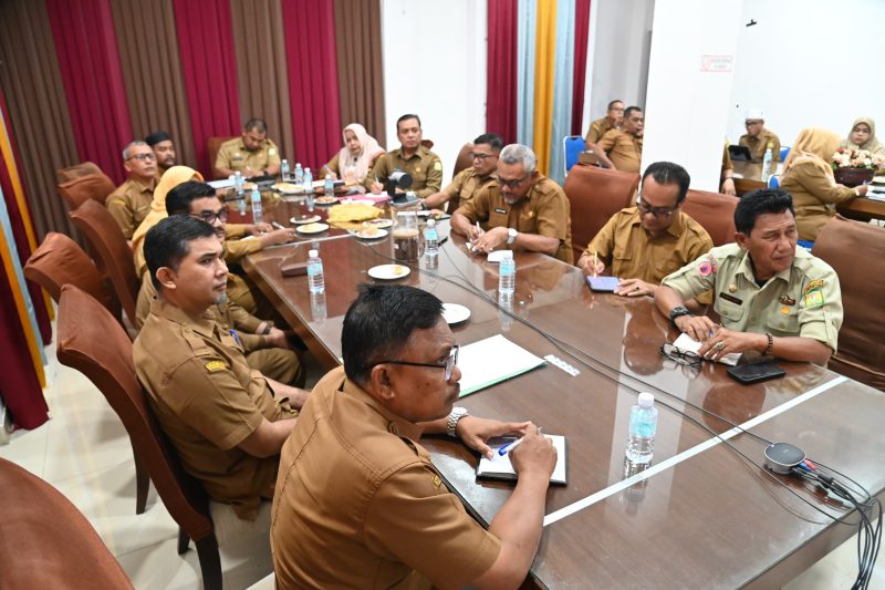 Pj Bupati Aceh Besar Muhammad Iswanto SSTP MM bersama sejumlah Kepala OPD dan Para Kabag Setdakab Aceh Besar mengikuti konsultasi asitensi laporan kerja Pj Bupat triwulan I periode III bersama Tim evaluator Itjend Kemendagri secara daring di Aula Dekranasda, Gampong Gani, Kecamatan Ingin Jaya, Aceh Besar, Senin (14/10/2024). Foto: MC Aceh Besar