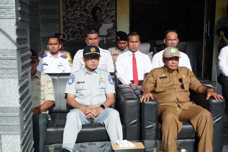 Kadis Pendidikan dan Kebudayaan Aceh Besar Bahrul Jamil hadiri Apel Gelar Pasukan Operasi Zebra Seulawah 2024 yang berlangsung di Lapangan Mapolres Aceh Besar, Senin (14/10/2024). Foto: MC Aceh Besar