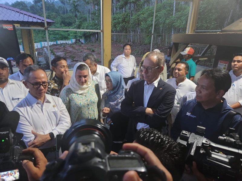 Ketua Dewan Komisioner OJK ( Mahendra Siregar) bersama Duta Besar Swiss ( Mr. H.E.Oliver Zehnder) dan Regional CEO BSI Aceh (Wachjono) dalam Press Conference bersama OJK di Desa Nilam BSI, Lhoong  Kabupaten Aceh Besar. Foto: Humas BSI Aceh