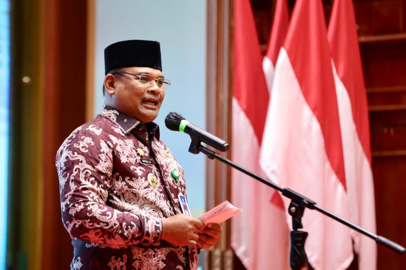 Penjabat Gubernur Aceh, Dr. H. Safrizal ZA, M.Si, memberi sambutan pada acara Pelantikan dan Rapat Kerja Pengurus Badan Koordinasi  Himpunan Mahasiswa Islam (BADKO HMI) Aceh periode 2024-2026, di Anjong Mon Mata Pendopo Gubernur Aceh, Rabu, 16/10/2024. Foto: Biro Adpim Setdaprov Aceh