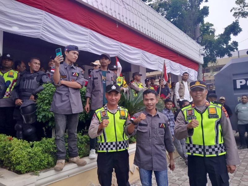 Ketua Himpunan Mahasiswa Pelajar Aceh Singkil (HIMAPAS), Safriadi Pohan (Tengah). (Foto : Dok.Farid Ismullah/NOA.co.id).