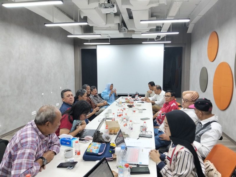 Ketua Umum PWI Pusat, Hendry Ch Bangun bersama jajaran pengurus memimpin rapat persiapan Hari Pers Nasional (HPN) 2025 melalui zoom dengan Ketua PWI Kalsel, Zainal Helmy, Jumat, 25 Oktober 2024. HPN 2025 dipastikan berlangsung di Kalimantan Selatan. Foto: dok. PWI Pusat