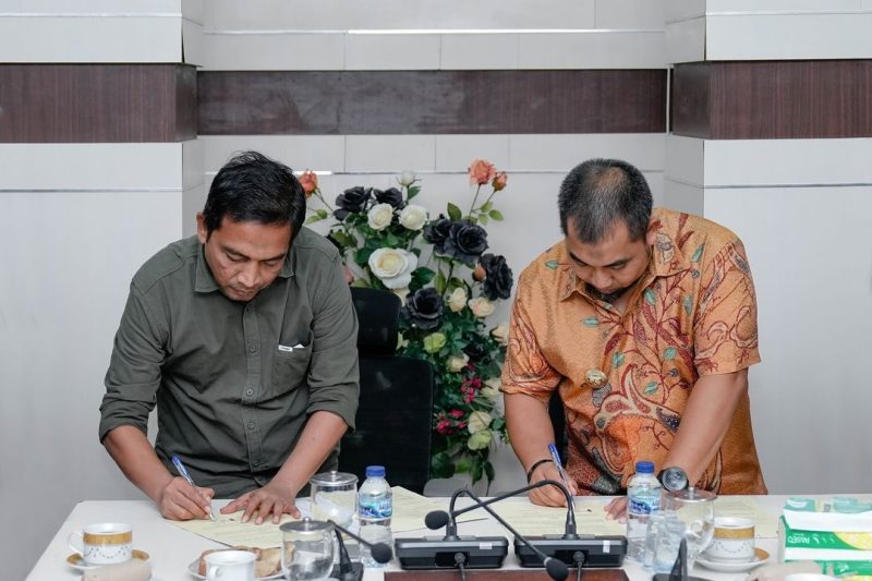 Pj Bupati Aceh Besar Muhammad Iswanto, S.STP MM bersama Pj Wali Kota Sabang Andri Nourman melakukan Penandatanganan Kerjasama Antara Pemko Sabang dengan Pemkab Aceh Besar tentang pengendalian inflasi, bertempat di Kantor wali Kota Sabang, Kota Sabang, Jum’at (25/10/2024) malam. Foto: Prokopim Pemkab Aceh Besar