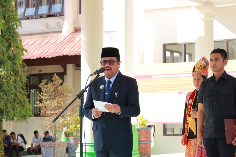 Penjabat Bupati Aceh Barat, Azwardi, saat memimpin upacara peringatan Hari Sumpah Pemuda ke-96 yang berlangsung di Halaman Kantor Bupati Aceh Barat, Senin (28/10/2024). Foto: Humas Aceh Barat