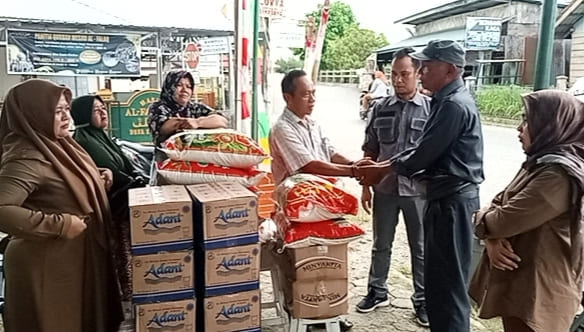 Ketua Organisasi Devayan Safakat, M. Johan Jalla, Serahkan Bantuan untuk korban kebakaran kota Sinabang. Foto: Agamsyah/Noa.co.id.